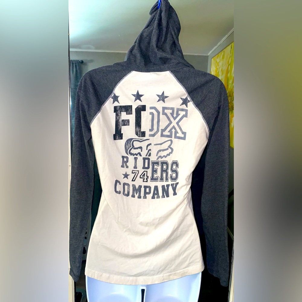 3/$20 Fox hooded long sleeve shirt. Vneck w/ buttons. Size Medium. - Picture 1 of 6